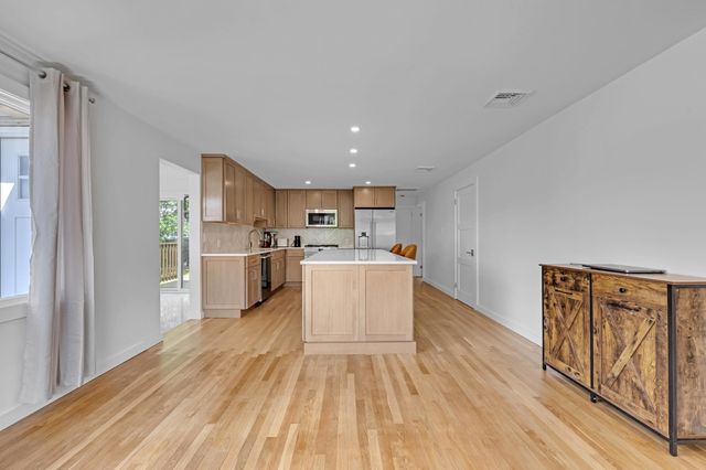 79 Chilmark St, Worcester, MA 01604