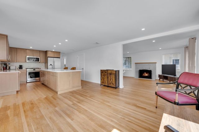 79 Chilmark St, Worcester, MA 01604