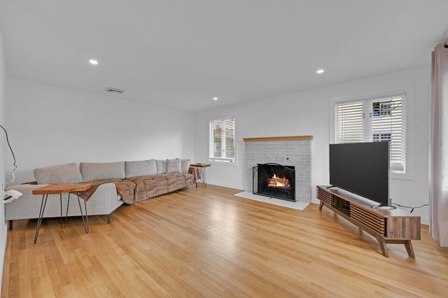 79 Chilmark St, Worcester, MA 01604