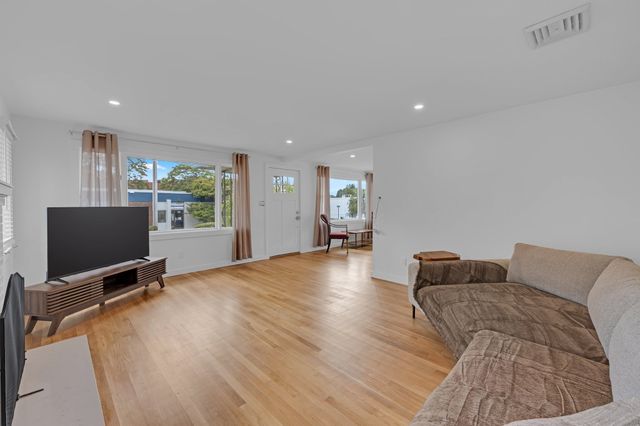 79 Chilmark St, Worcester, MA 01604