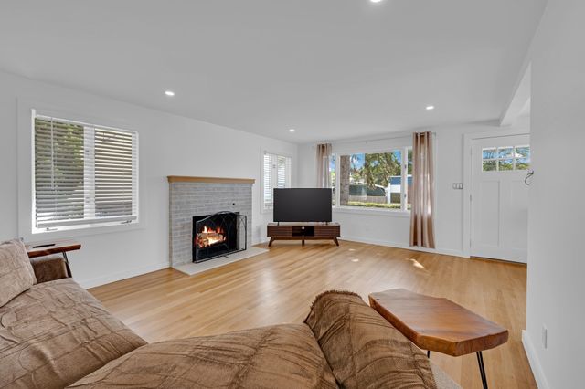 79 Chilmark St, Worcester, MA 01604