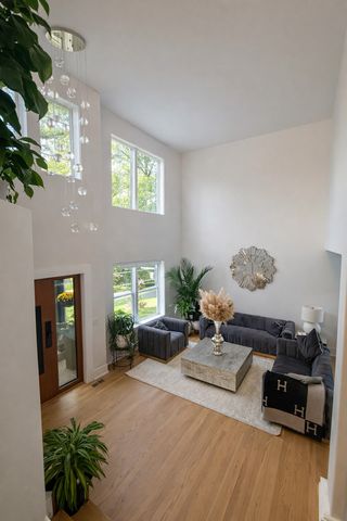 55 WILLOW Road, Wheeling, IL 60090