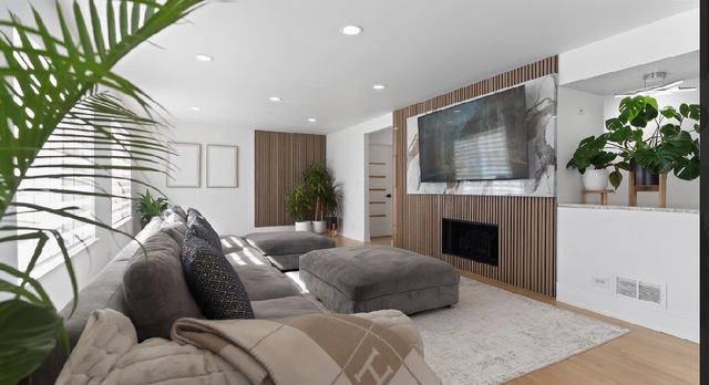 55 WILLOW Road, Wheeling, IL 60090