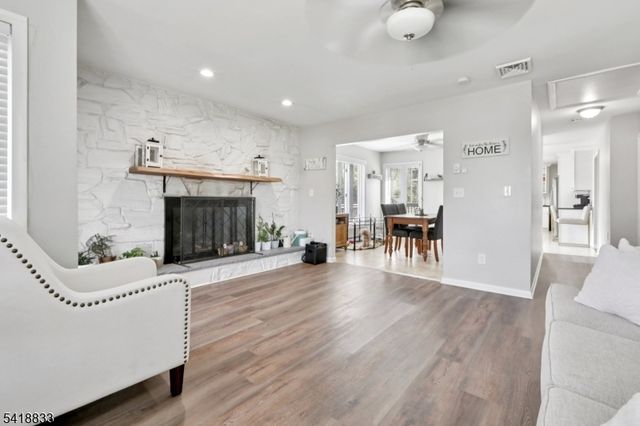 24 Yacht Club Dr, Jefferson Twp., NJ 07849