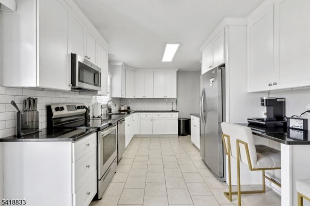 24 Yacht Club Dr, Jefferson Twp., NJ 07849