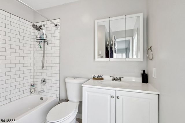 24 Yacht Club Dr, Jefferson Twp., NJ 07849