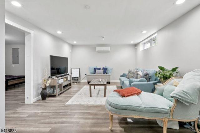 24 Yacht Club Dr, Jefferson Twp., NJ 07849