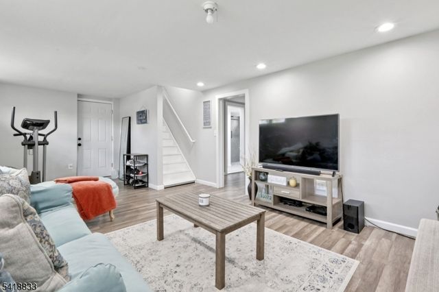 24 Yacht Club Dr, Jefferson Twp., NJ 07849