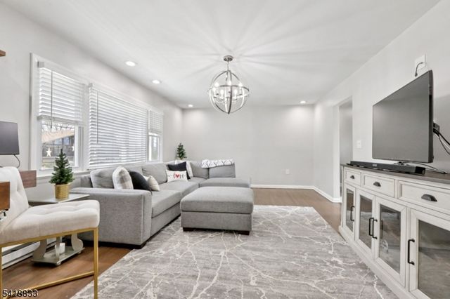 24 Yacht Club Dr, Jefferson Twp., NJ 07849