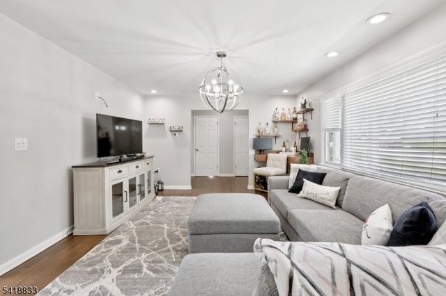 24 Yacht Club Dr, Jefferson Twp., NJ 07849