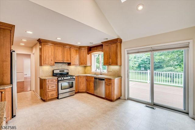 18 Joshua Dr, Hillsborough Twp., NJ 08844