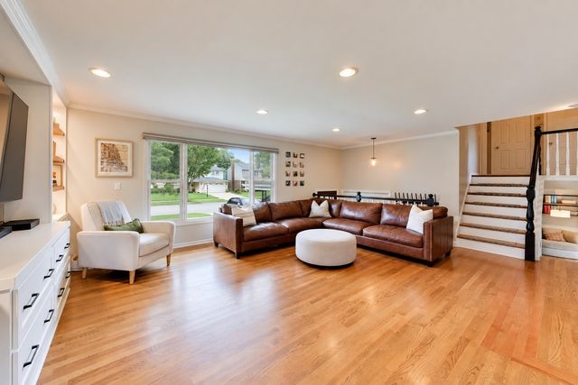 307 N Marcella Road, Mount Prospect, IL 60056
