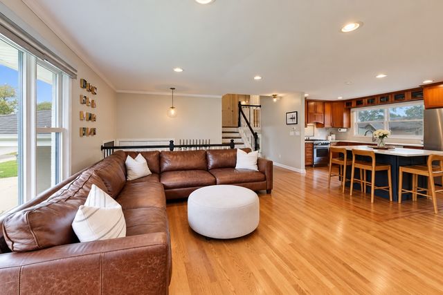 307 N Marcella Road, Mount Prospect, IL 60056
