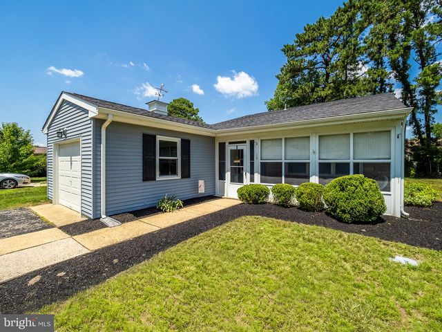 18 DORCHESTER DR, Southampton, NJ 08088