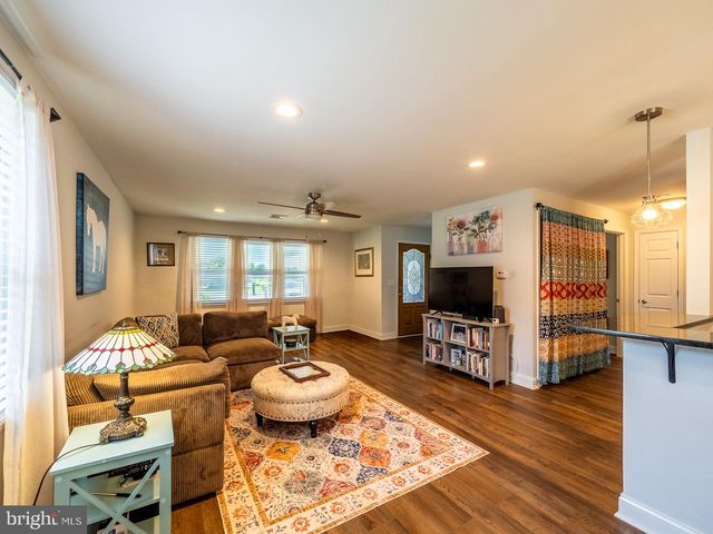 18 DORCHESTER DR, Southampton, NJ 08088
