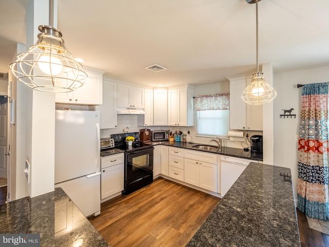 18 DORCHESTER DR, Southampton, NJ 08088
