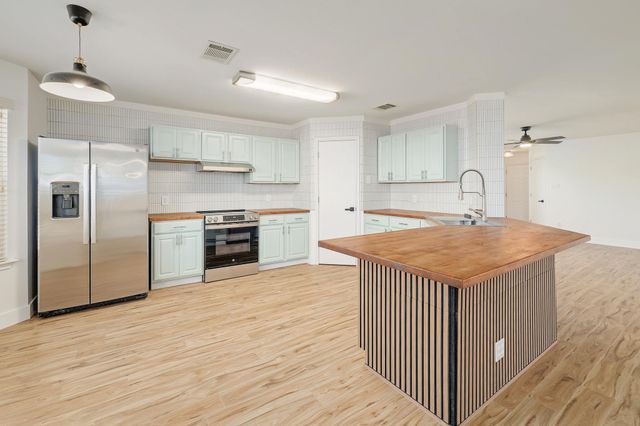 302 Phillips ST, Hutto, TX 78634