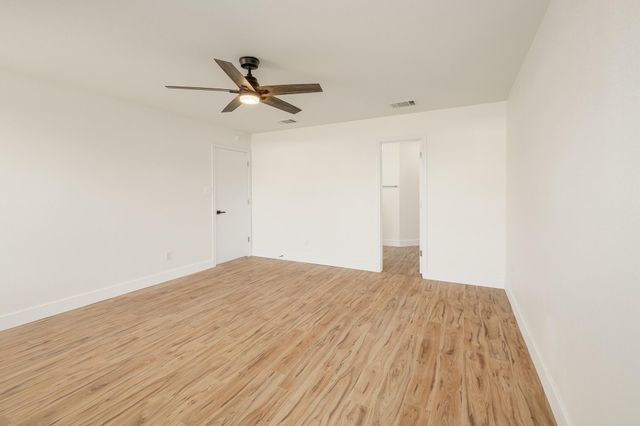 302 Phillips ST, Hutto, TX 78634