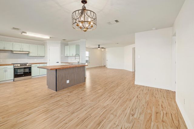 302 Phillips ST, Hutto, TX 78634