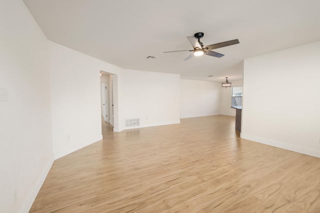302 Phillips ST, Hutto, TX 78634