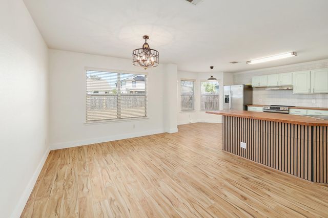 302 Phillips ST, Hutto, TX 78634