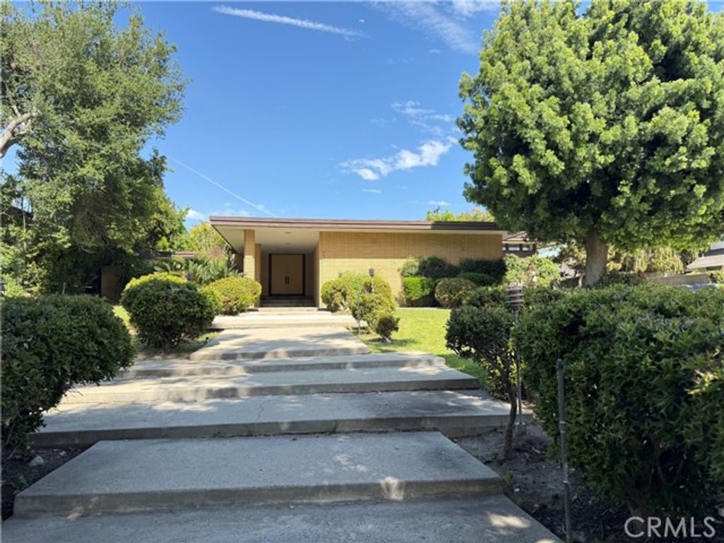 880 N Gainsborough, Pasadena, CA 91107