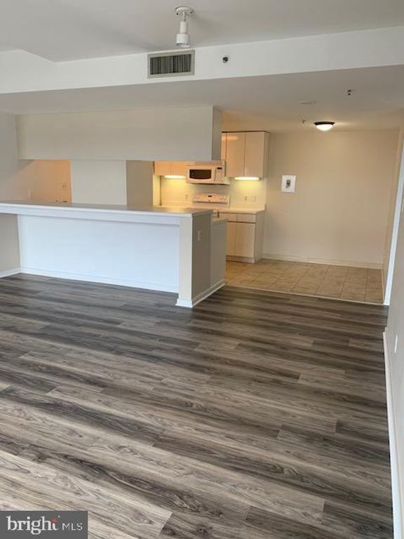 Image 3 of property listing at 250 PRESIDENT ST #603, Baltimore, MD 21202