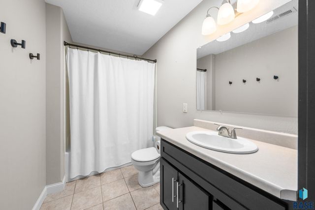 27115 480th Ave Avenue, Harrisburg, SD 57032