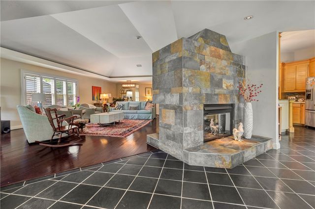 2553 N Sherwood Lane, Fayetteville, AR 72703