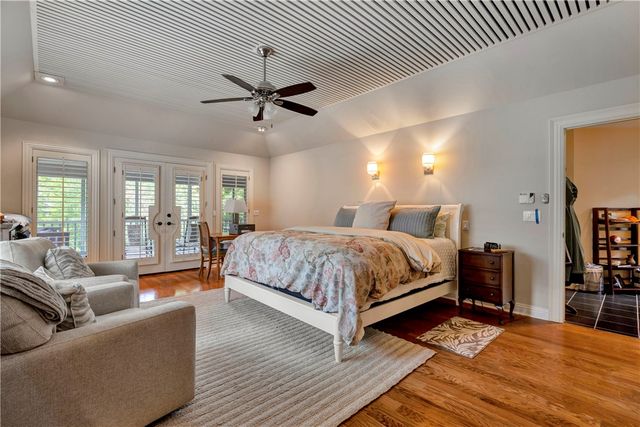 2553 N Sherwood Lane, Fayetteville, AR 72703