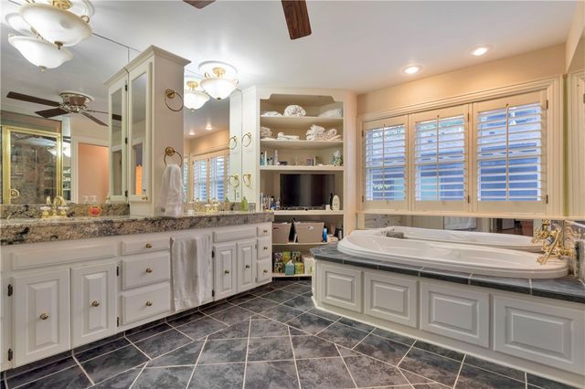 2553 N Sherwood Lane, Fayetteville, AR 72703