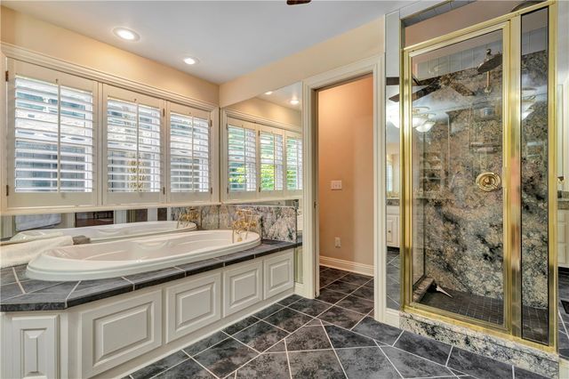 2553 N Sherwood Lane, Fayetteville, AR 72703