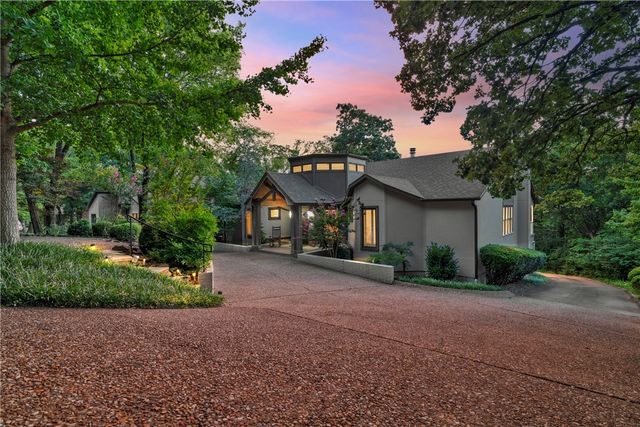 2553 N Sherwood Lane, Fayetteville, AR 72703