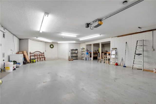 2553 N Sherwood Lane, Fayetteville, AR 72703