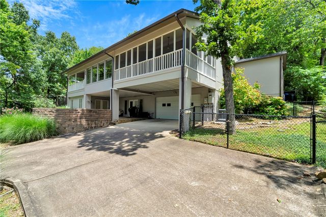 2553 N Sherwood Lane, Fayetteville, AR 72703
