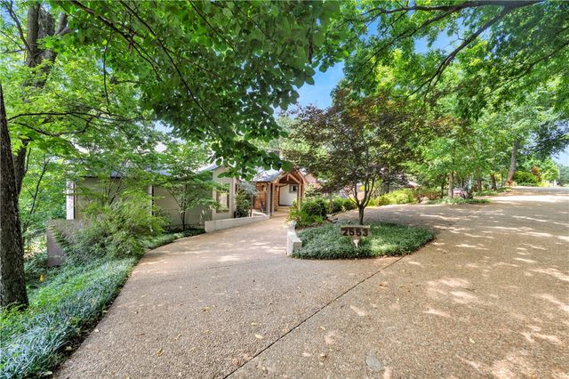 2553 N Sherwood Lane, Fayetteville, AR 72703