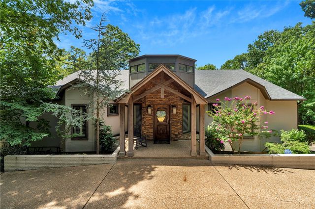 2553 N Sherwood Lane, Fayetteville, AR 72703