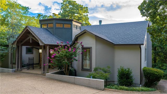 2553 N Sherwood Lane, Fayetteville, AR 72703