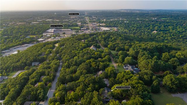 2553 N Sherwood Lane, Fayetteville, AR 72703