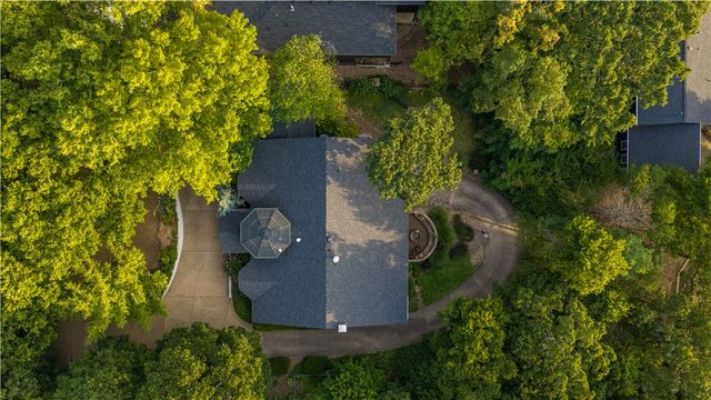 2553 N Sherwood Lane, Fayetteville, AR 72703