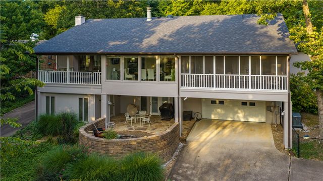 2553 N Sherwood Lane, Fayetteville, AR 72703