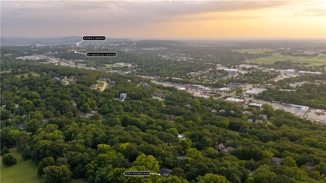 2553 N Sherwood Lane, Fayetteville, AR 72703