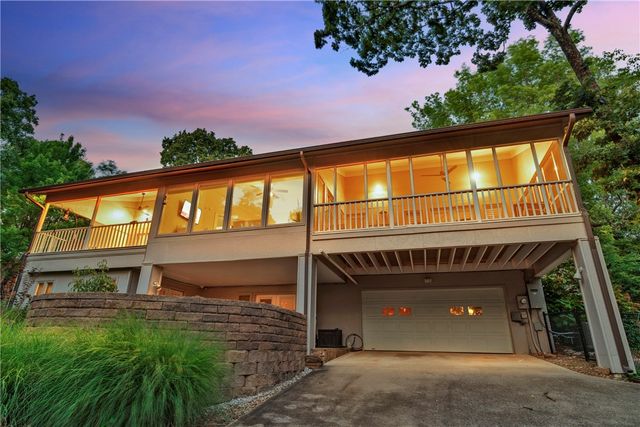 2553 N Sherwood Lane, Fayetteville, AR 72703