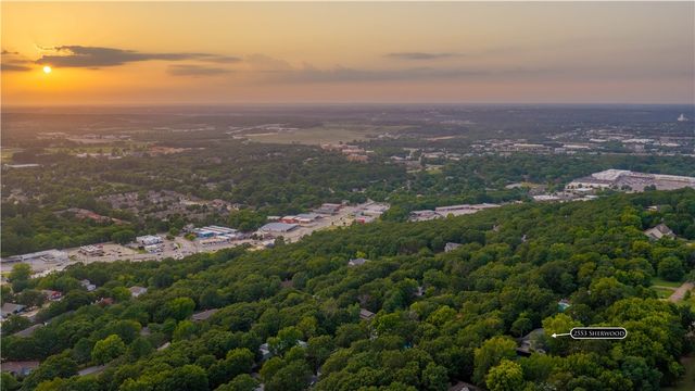 2553 N Sherwood Lane, Fayetteville, AR 72703