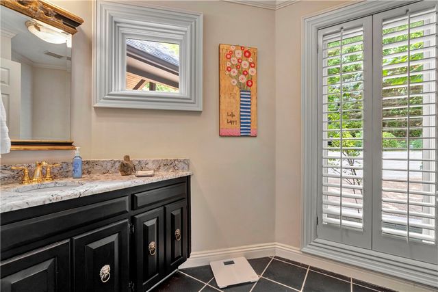 2553 N Sherwood Lane, Fayetteville, AR 72703