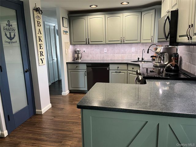 87 Matsunaye Drive, Medford, NY 11763