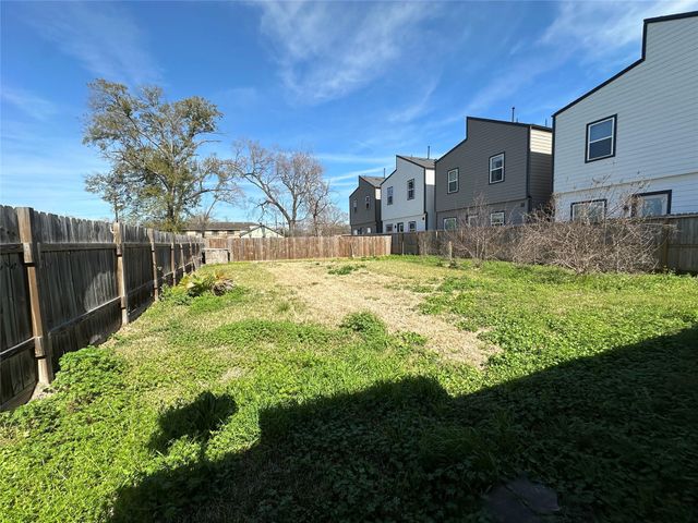 221 Noras Lane, Houston, TX 77022