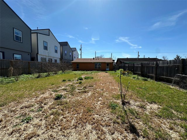 221 Noras Lane, Houston, TX 77022