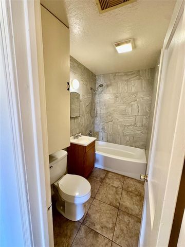 221 Noras Lane, Houston, TX 77022