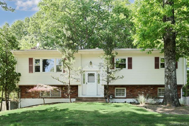 17 Twin Lakes Drive, Airmont, NY 10952